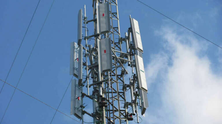 Android 16 can warn you if a fake cell tower is trying to spy on you