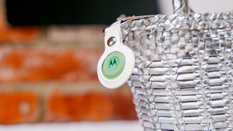 Moto Tag update brings UWB tracking to Android Find Hub