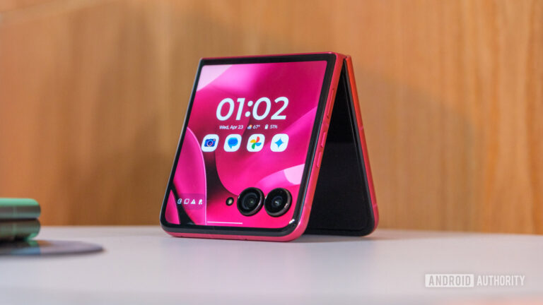 Motorola Razr Plus 2025 drops to record-low price: Save $300!