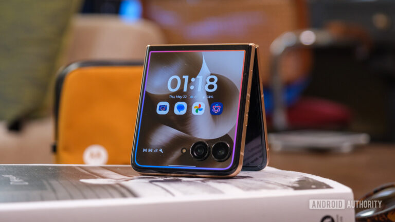 Here are 5 ways I actually use the cover screen on my Motorola Razr