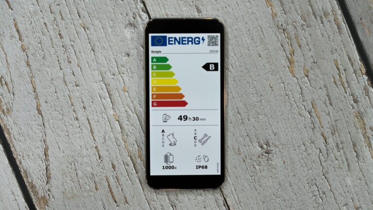 Which smartphone batteries can handle the most charge cycles?