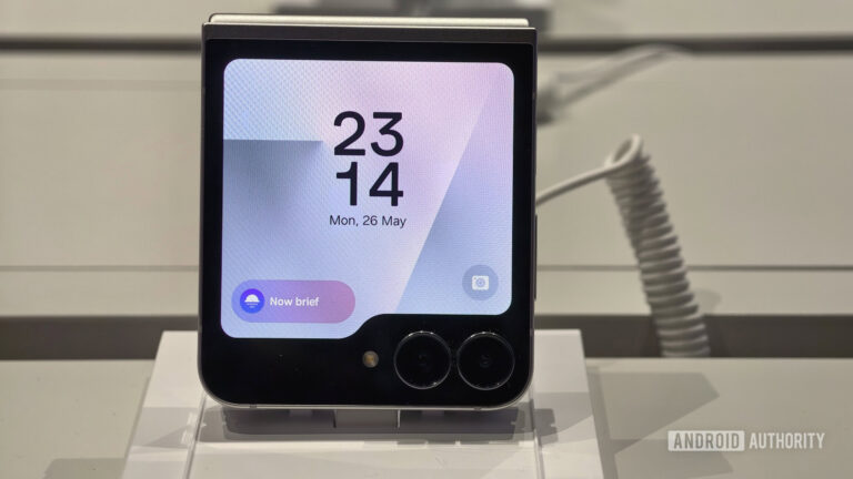 Galaxy Z Flip 7 FE gets Flip 7’s cover screen features, but what about Flip 6?